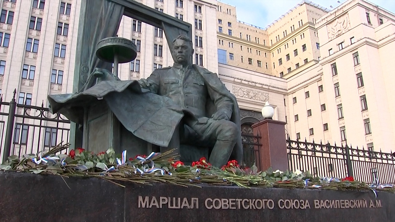 На Фрунзенской набережной Москвы открыли памятник маршалу Василевскому