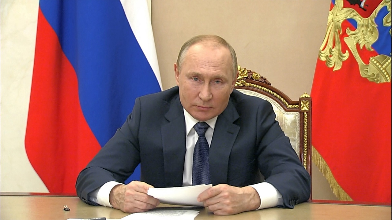 Путин призвал усилить контроль за исполнением социально значимых задач