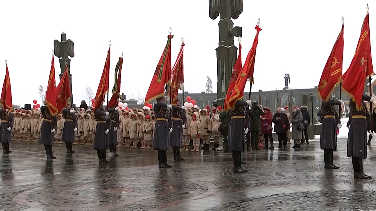 Боевые знамена 12 сражавшихся на рубежах обороны Москвы частей передали в ЗВО