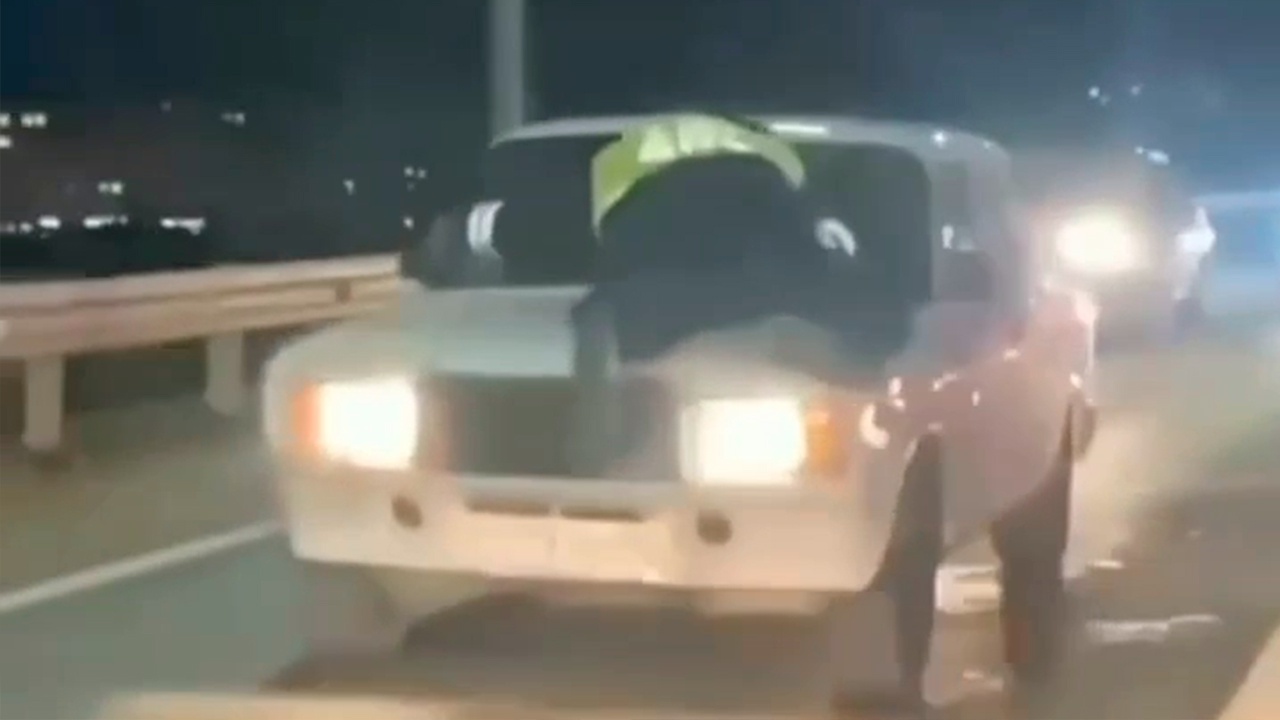 Прокатил на капоте: инцидент с водителем и полицейским в Дербенте попал на видео