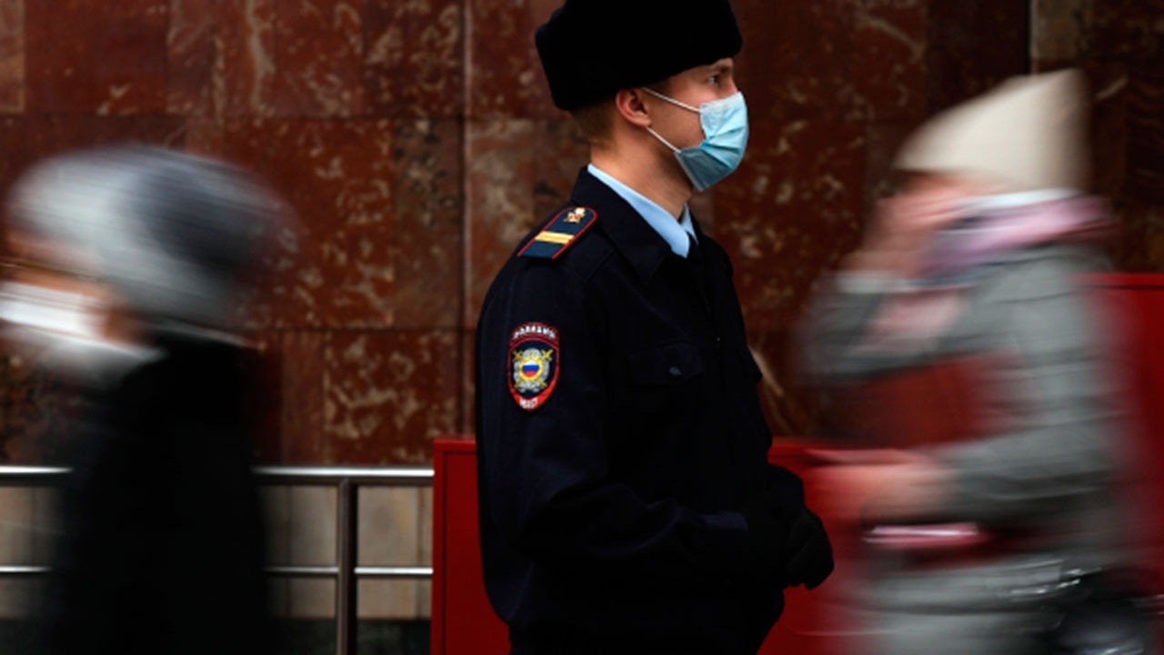 Упавший под поезд пассажир на синей ветке московского метро погиб