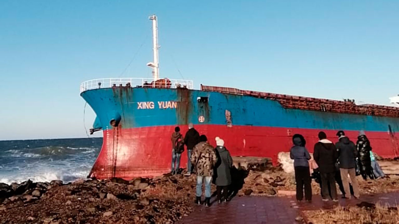 МЧС эвакуирует экипаж севшего на мель на Сахалине сухогруза