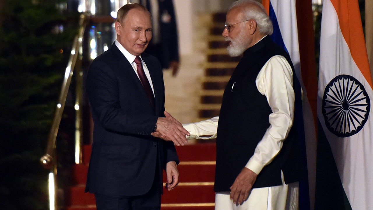 Подарок с тысячелетней историей: Моди преподнес Путину три агатовые чаши