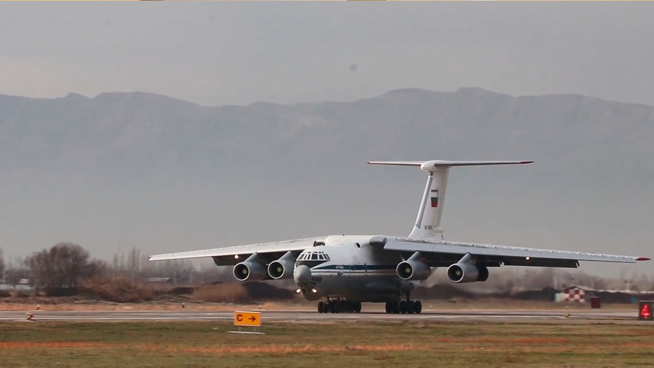 Подразделение миротворцев Таджикистана доставлено домой из Казахстана самолетом ВТА РФ