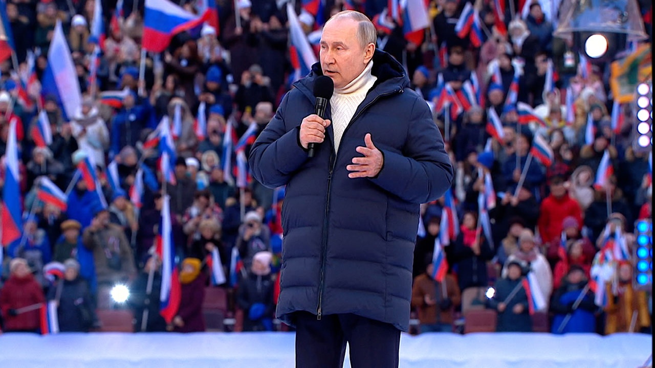 Путин в красном пуховике