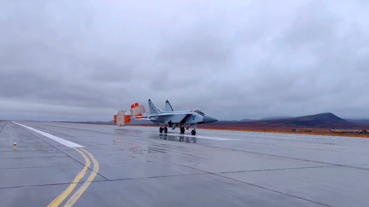 Экипажи МиГ-31 отработали перехват крылатой ракеты в небе над Чукоткой