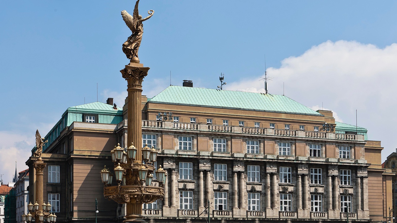 Prague university. Карловый университет Чехия. Университет Карлова в Праге. Пражский университет 1348. Карлов университет в Праге медицинский Факультет.