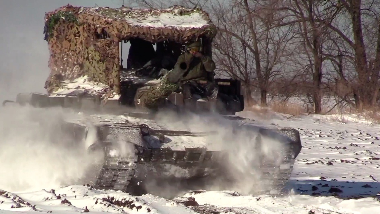 Танкисты ВВО дополнительно укрепили танки Т-72Б3 на Запорожском направлении