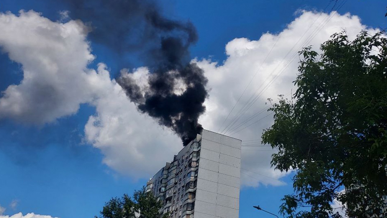 Крыша многоэтажки загорелась на Рублевском шоссе в Москве Крыша многоэтажки загорелась на Рублевском шоссе в Москве