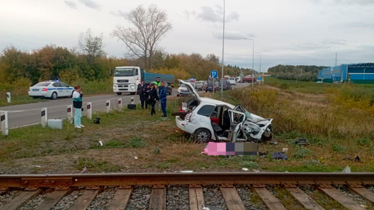 В Чувашии авто влетело в поезд на переезде, пассажирка погибла на месте