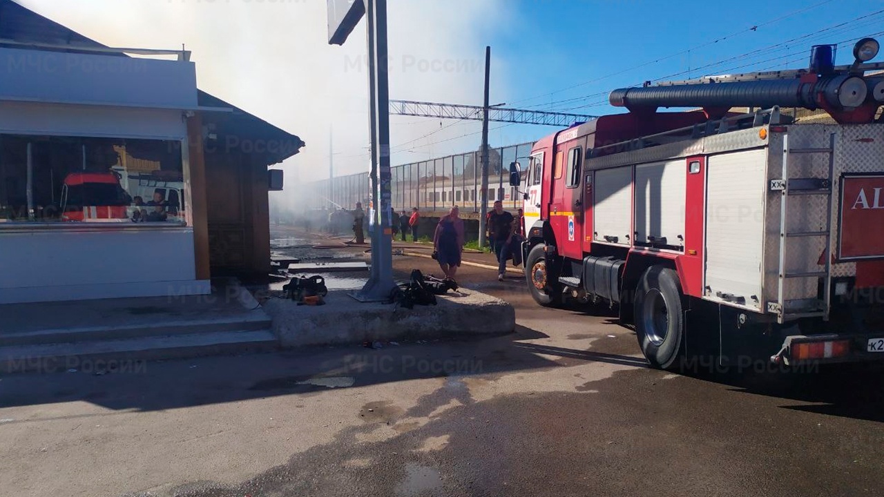 В Подольске у железной дороги загорелись торговые ряды