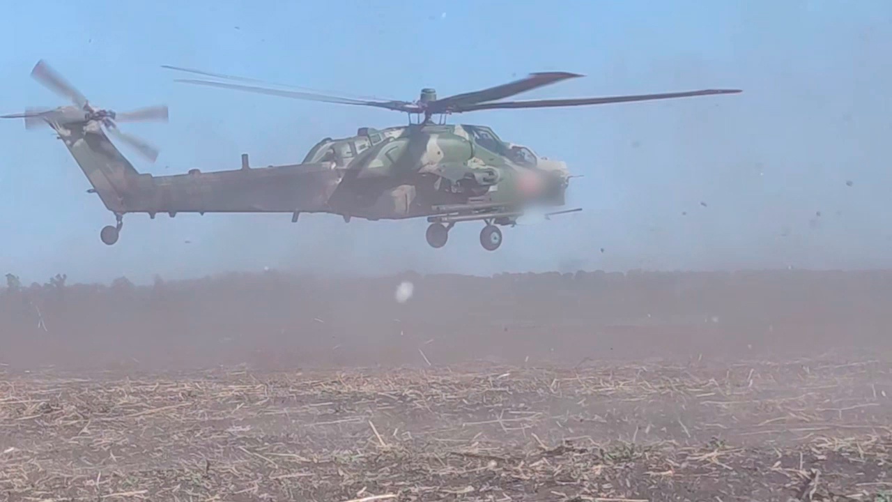 Ми-28 превратил в металлолом бронетехнику ВСУ в Курской области