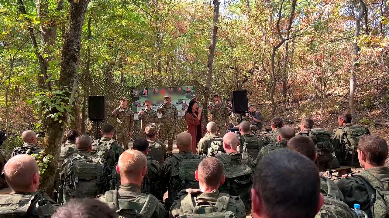 В тыловой зоне СВО состоялся концерт для военнослужащих ЦВО