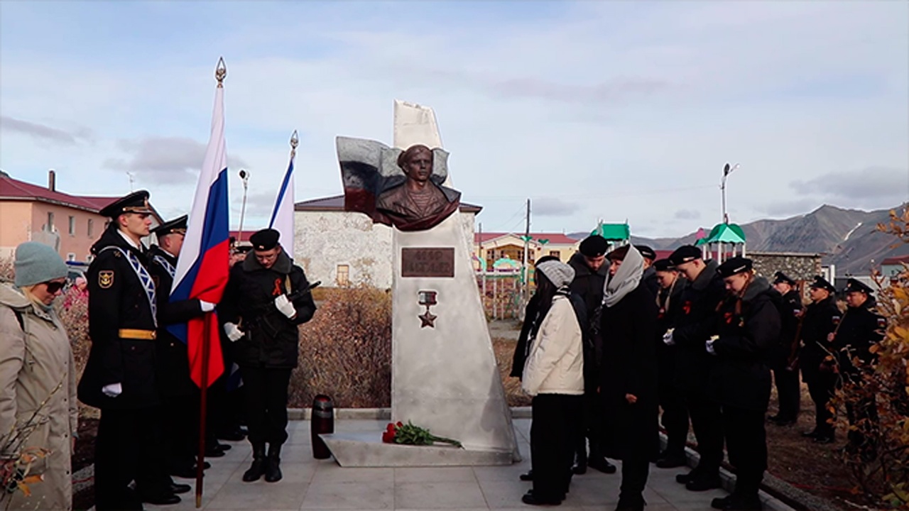 На Чукотке открыли памятник погибшему в СВО Герою России