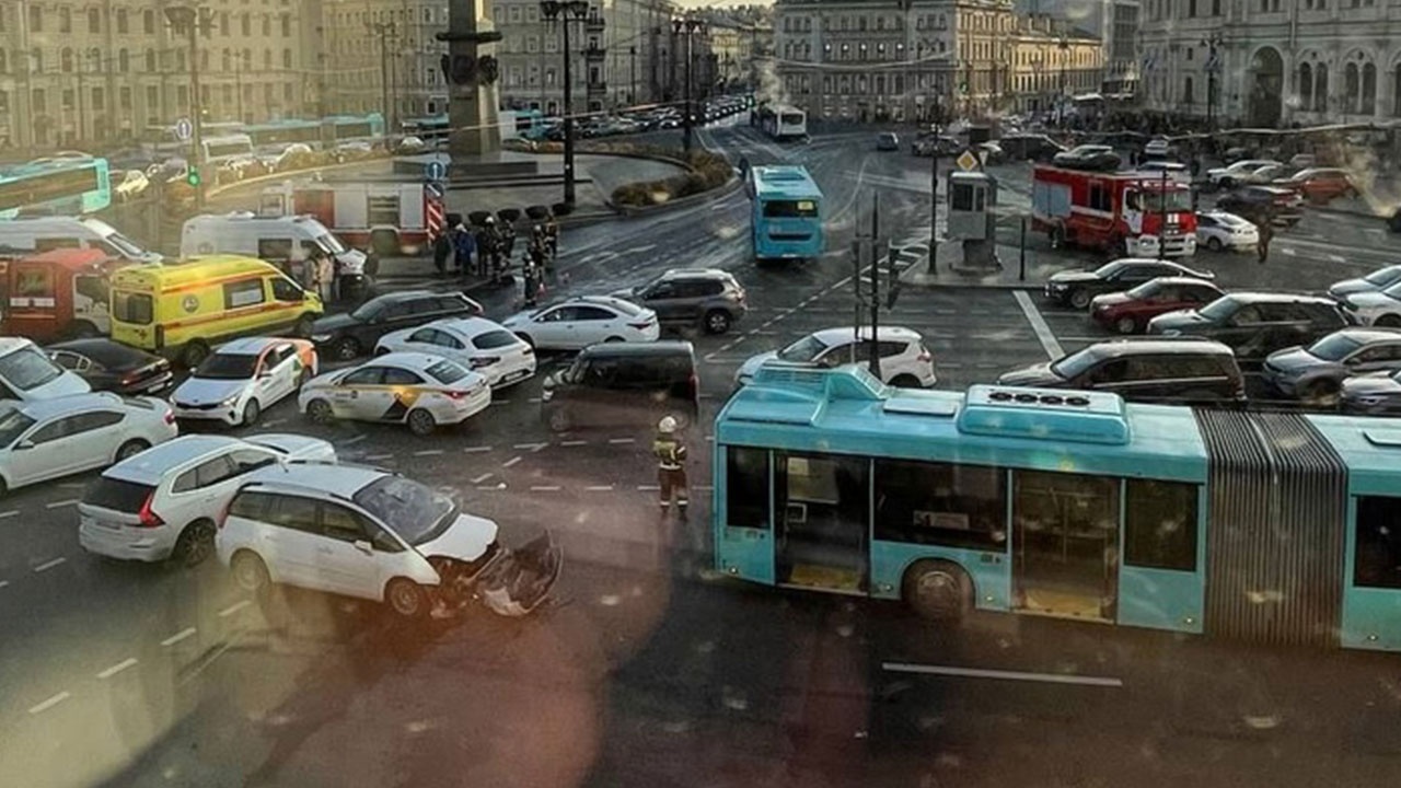 В Петербурге 10 человек пострадали в массовом ДТП с автобусами