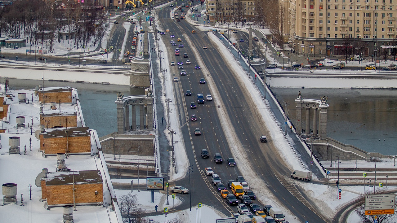 Москвичам посоветовали выезжать на зимней резине из-за мокрого снега