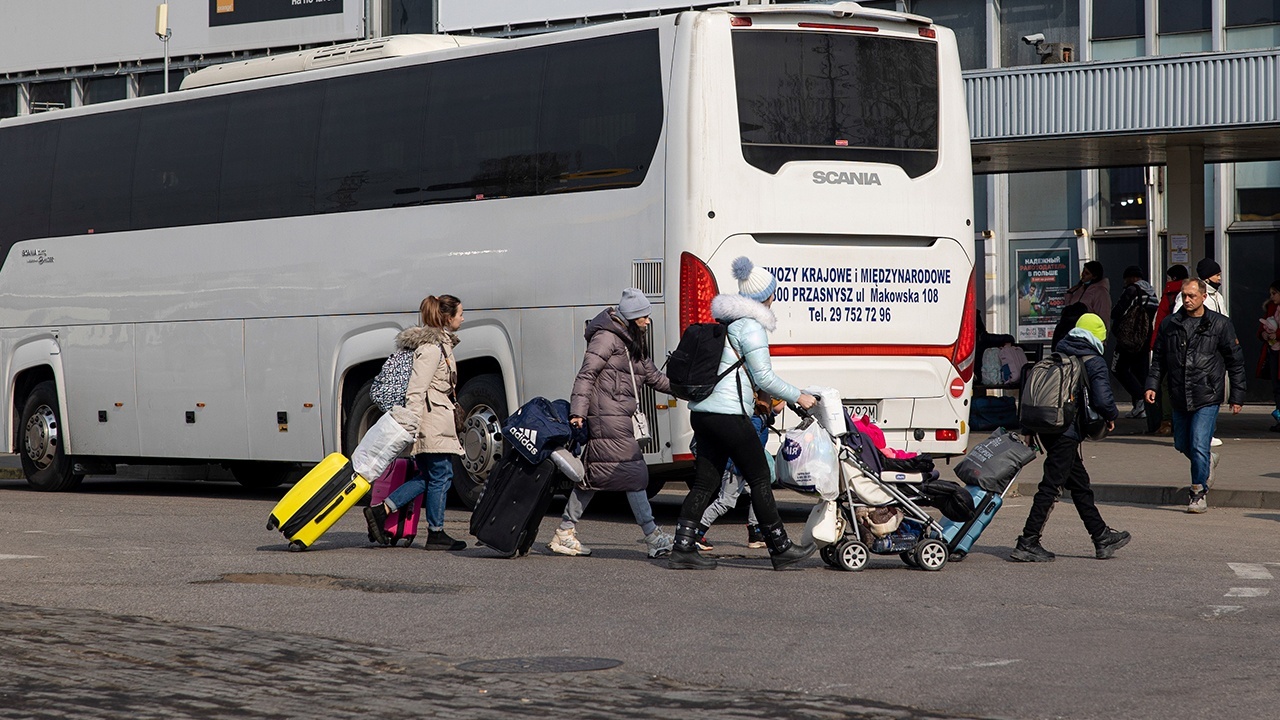 УНИАН: украинцы массово планируют вывезти детей за рубеж