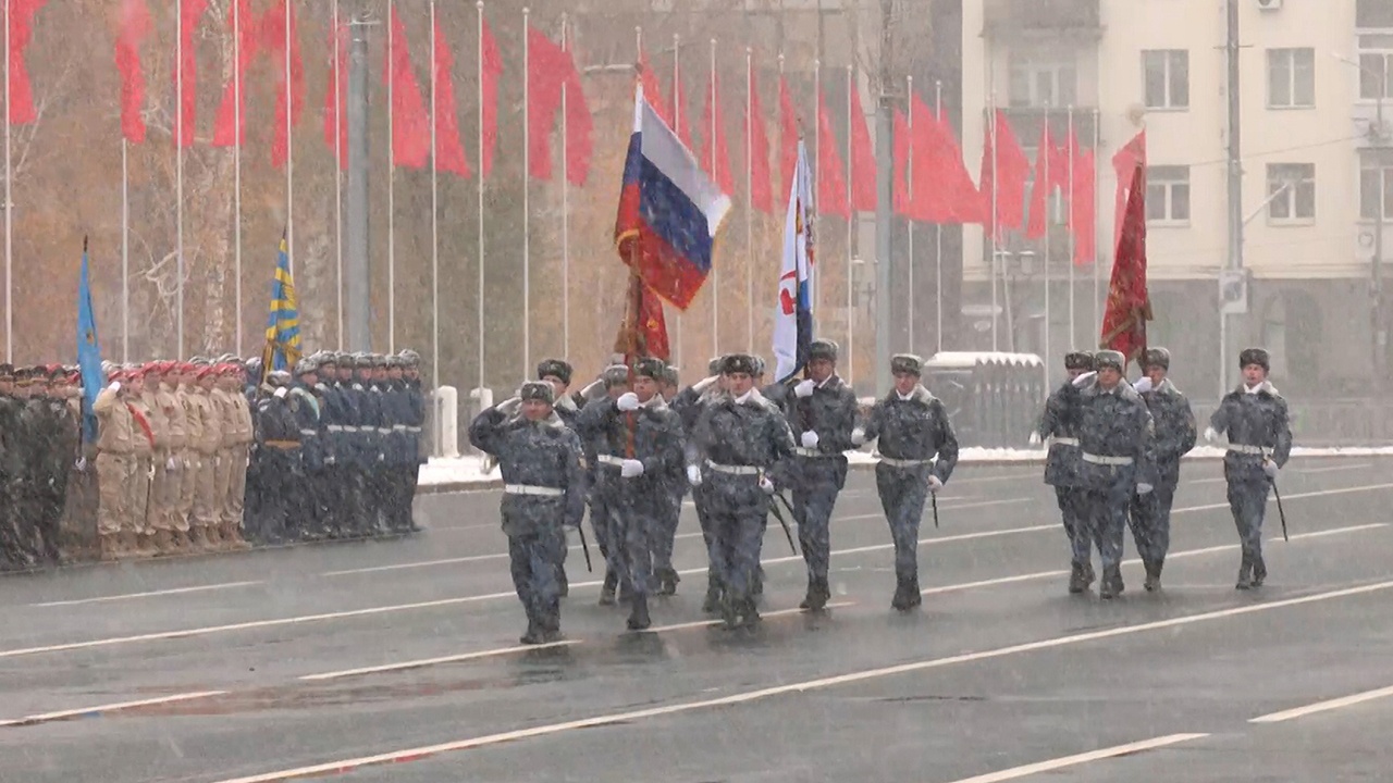 Военные прошли маршем по Самаре в память о параде 7 ноября 1941 года