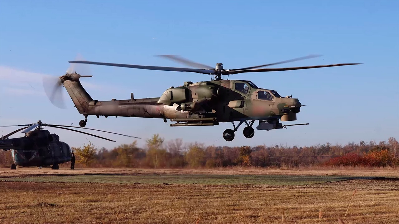 Ми-28 ударил ракетами по боевикам и опорнику ВСУ в Курской области Ми-28 ударил ракетами по боевикам и опорнику ВСУ в Курской области