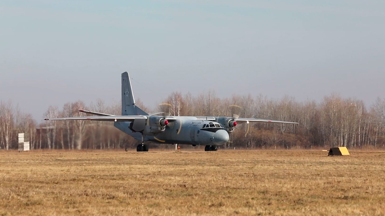 Молодые летчики ВТА выполнили полеты на Ан-12 и Ан-26