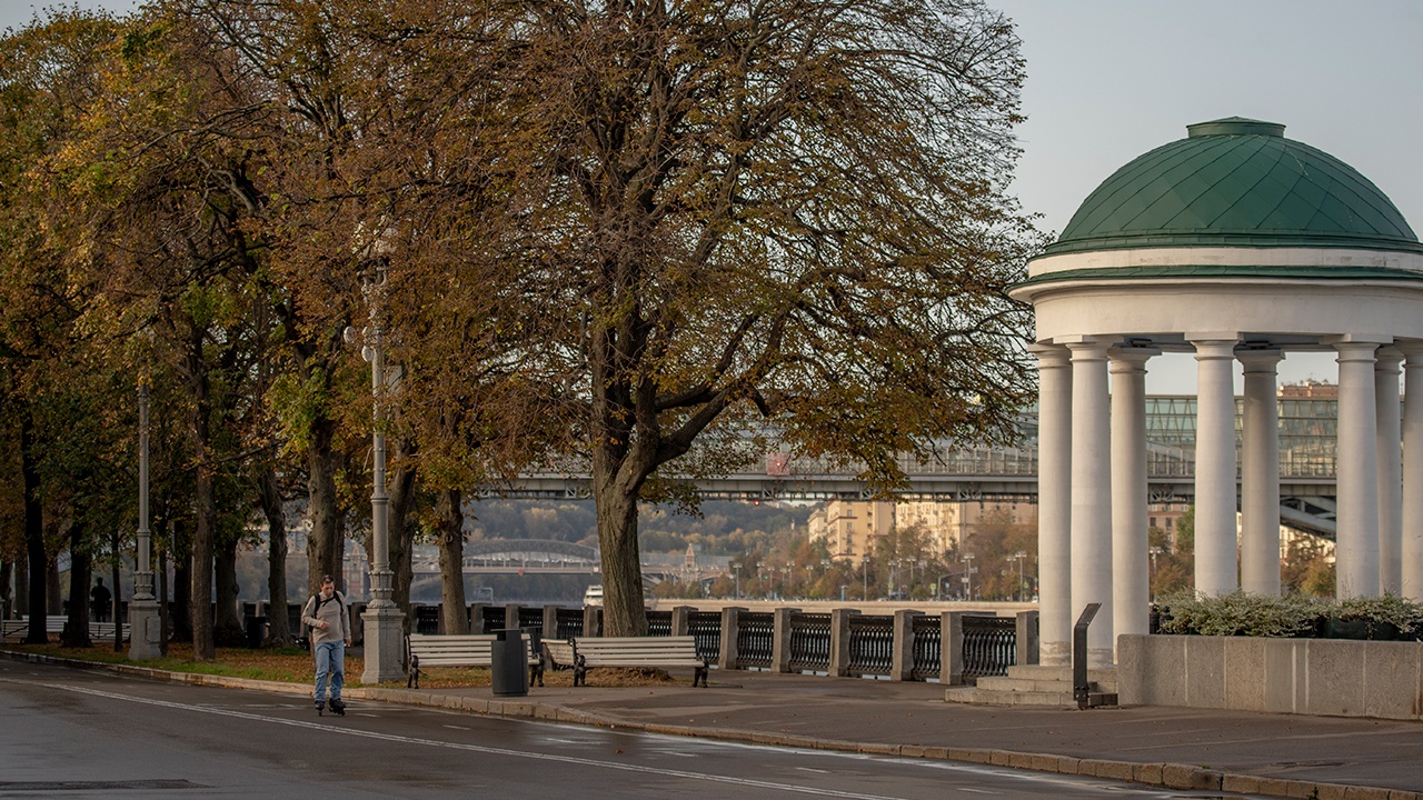  Москвичам пообещали теплые, но облачные выходные