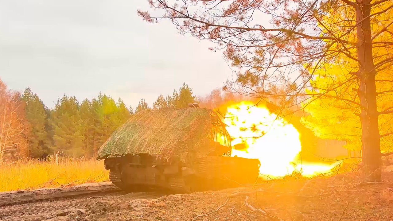 Экипаж Т-72 уничтожил скрытую пулеметную точку ВСУ в зоне спецоперации