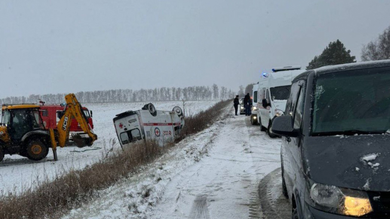 Карета скорой помощи перевернулась в Подмосковье