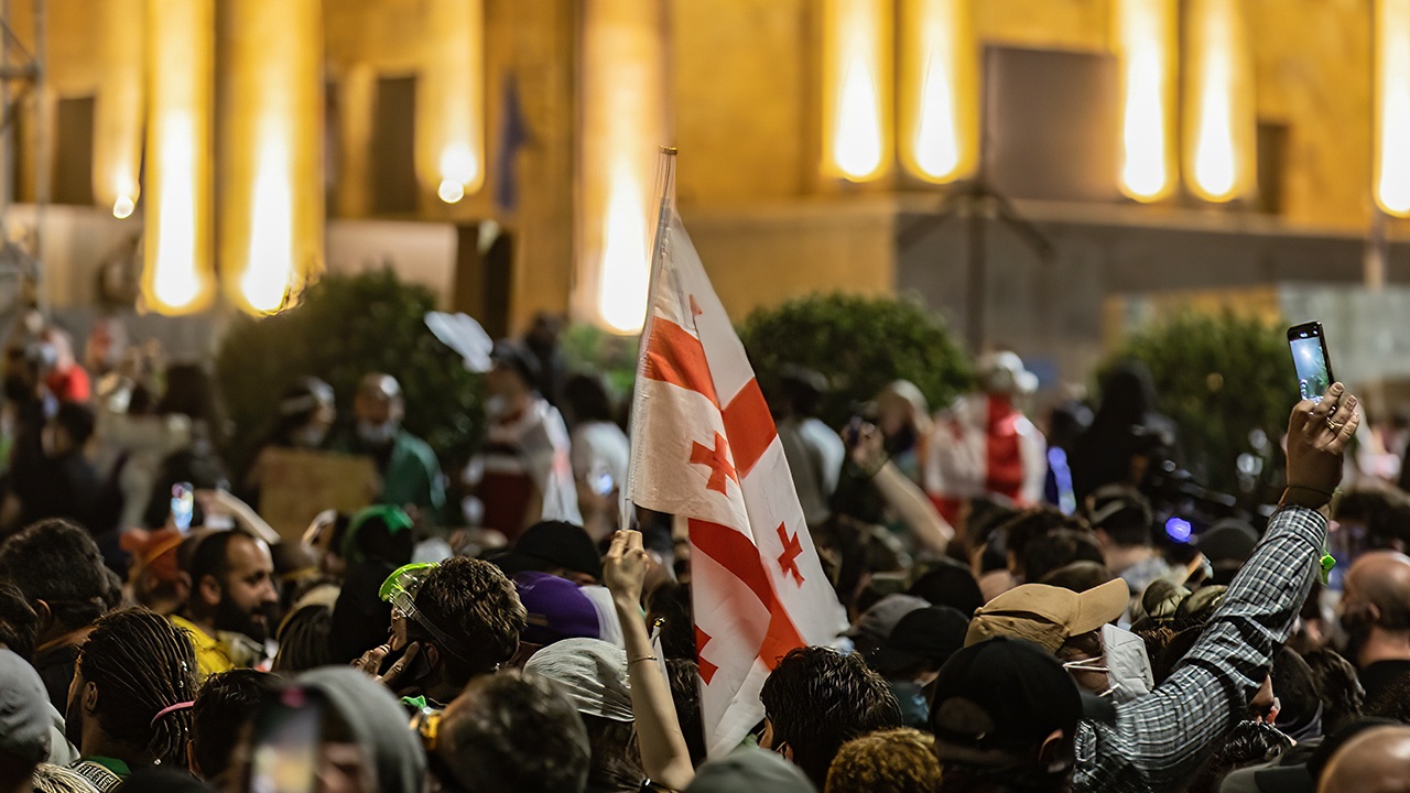 В Тбилиси за день до созыва парламента начался митинг оппозиции