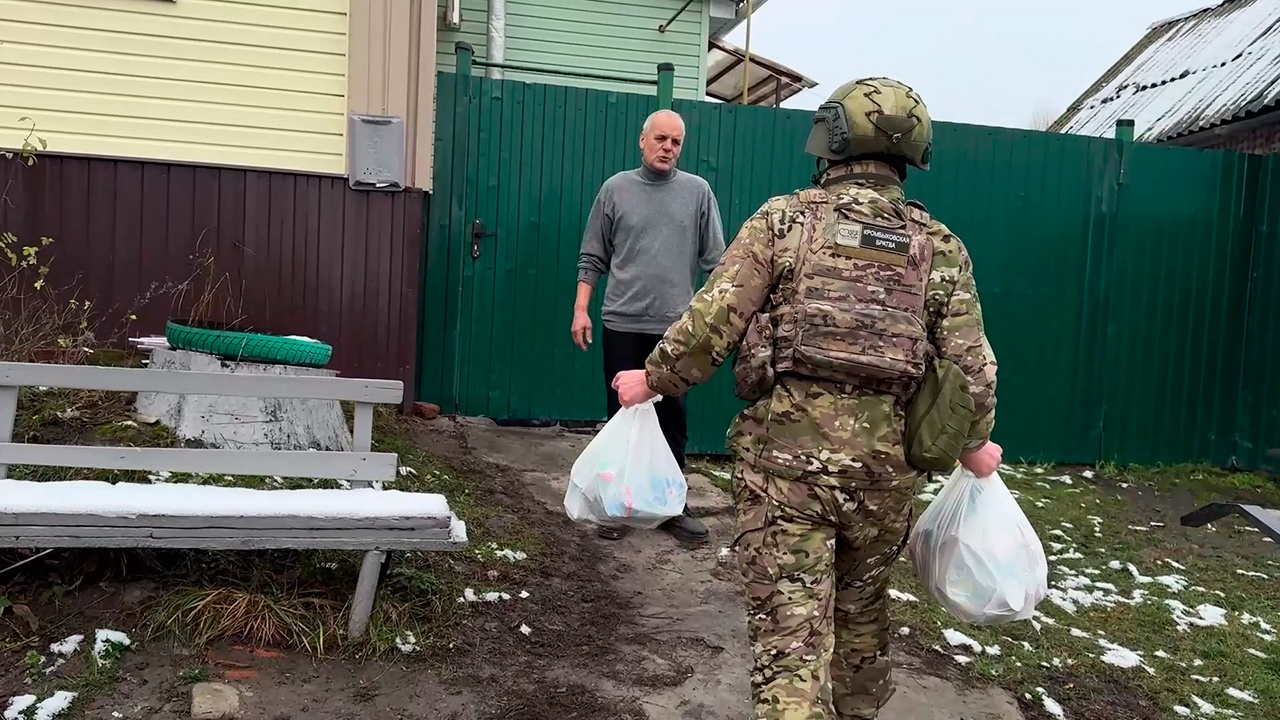 Бойцы группировки войск «Север» доставили гумпромощь в Курской области