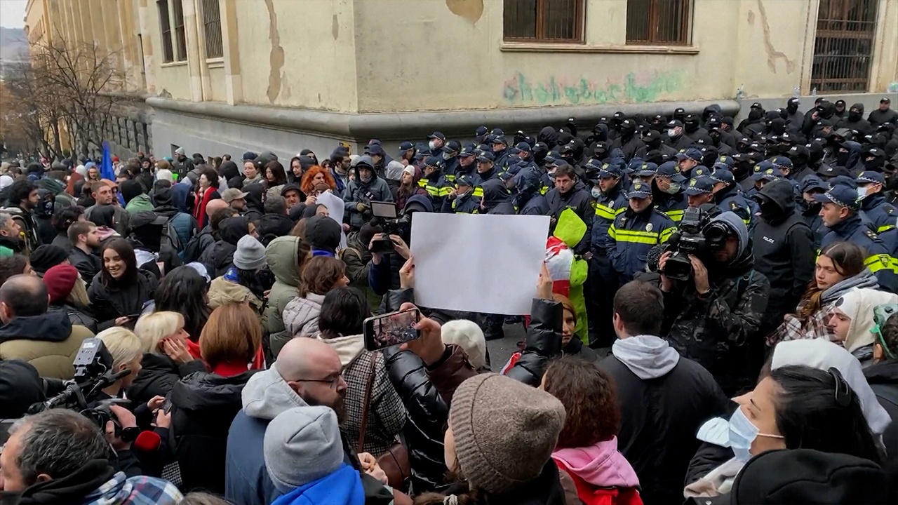 Полиция перекрыла улицы на подступах к зданию грузинского парламента