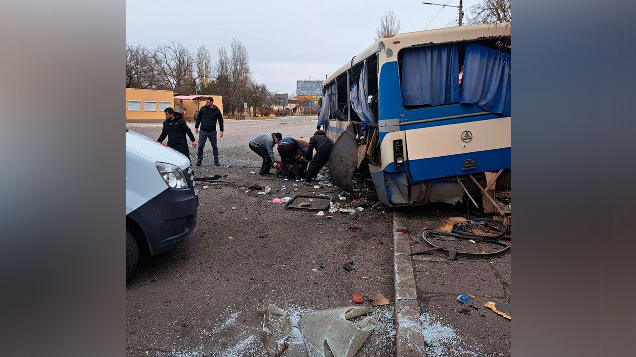 Четыре человека погибли при обстреле ВСУ автобуса в Новой Каховке