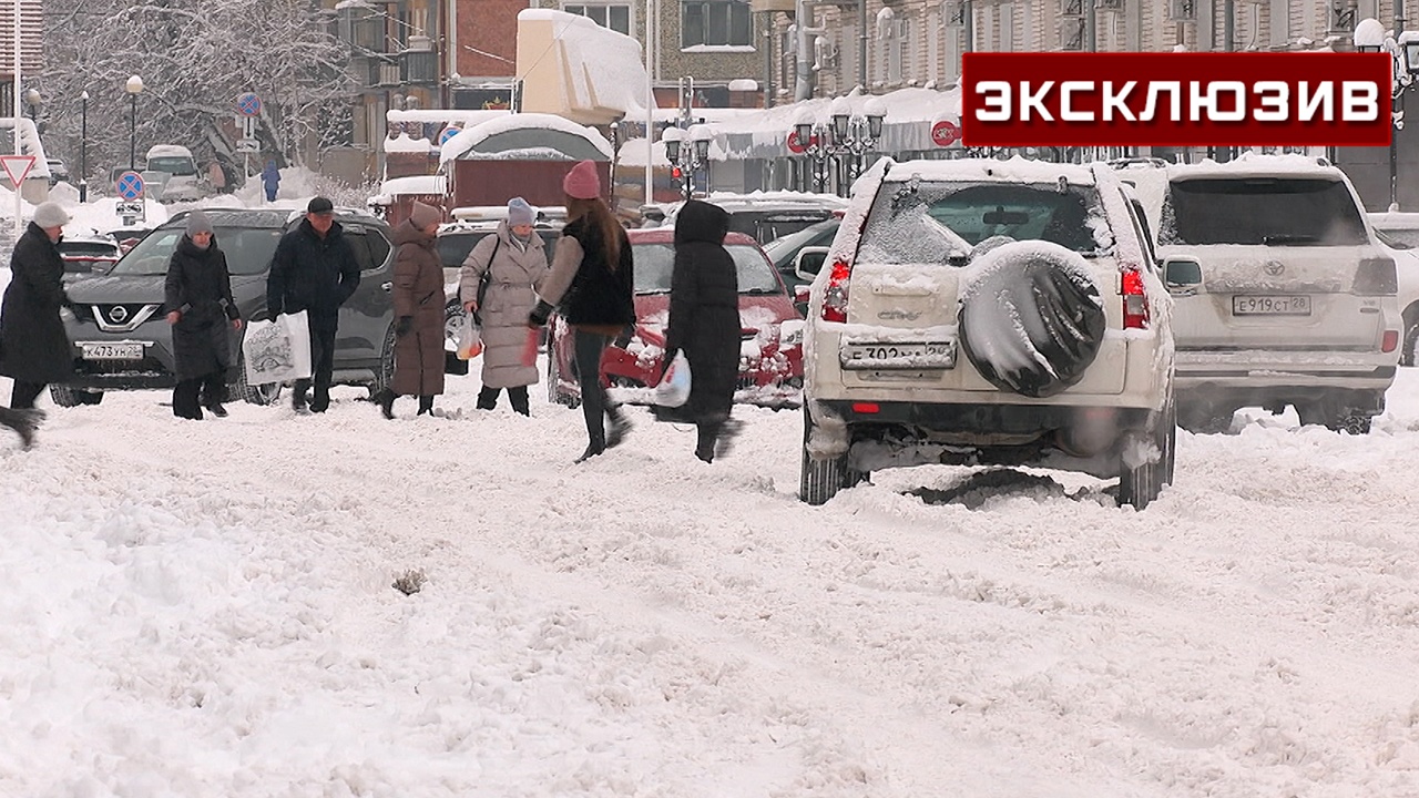 Снежный коллапс на дорогах Благовещенска сняли на видео