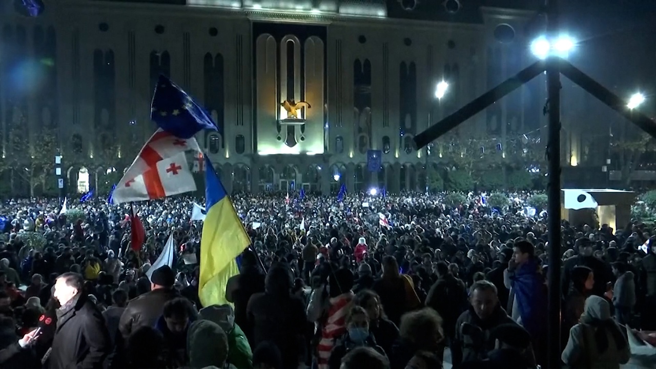 В Тбилиси применили водометы против митингующих оппозиционеров