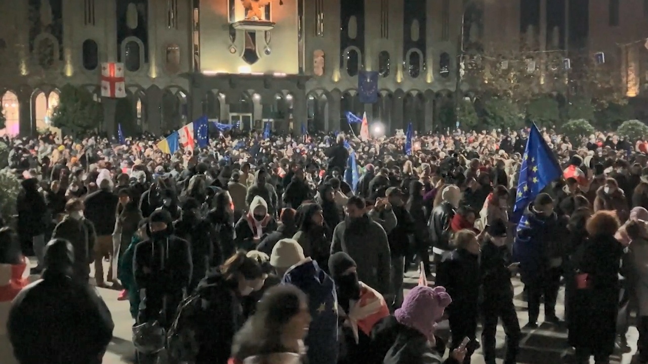 Оппозиционеры возобновили акцию протеста у парламента в Тбилиси