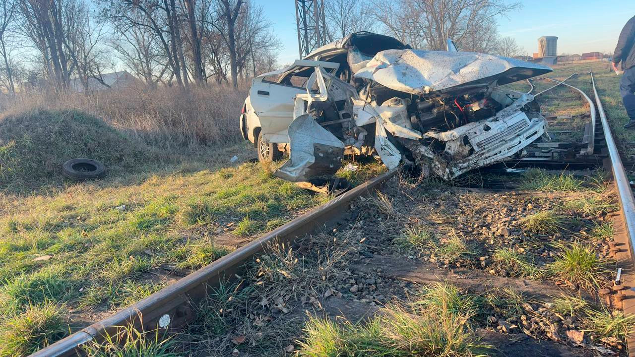 Поезд на большой скорости снес автомобиль, который выехал на пути Поезд на большой скорости снес автомобиль, который выехал на пути