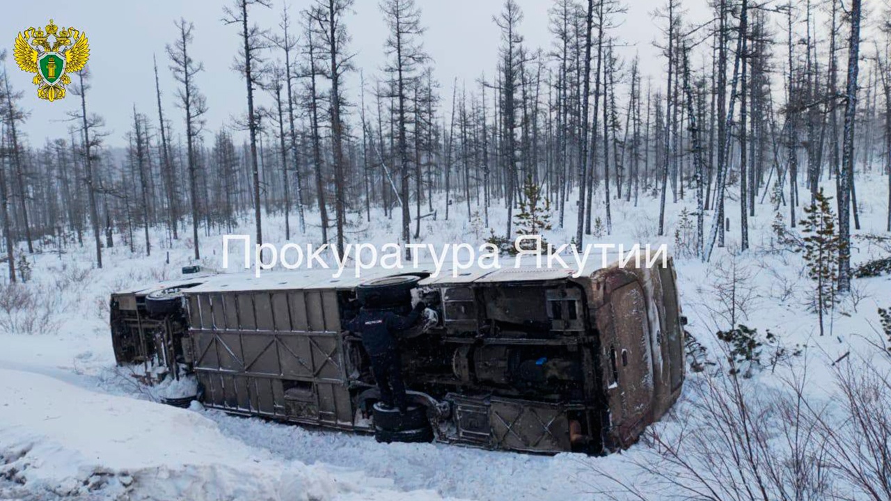 В Якутии автобус с 40 горняками съехал с трассы и упал на бок