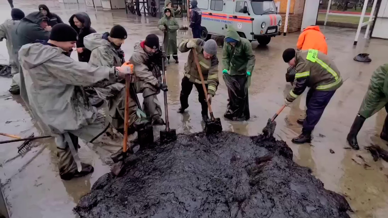 На побережье Кубани собрали 17 тонн загрязненного мазутом песка