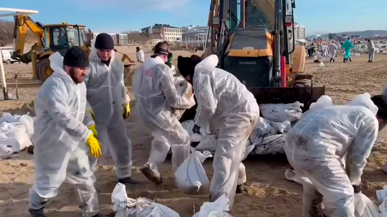 Волны снова могут выбросить мазут на берег Кубани из-за шторма