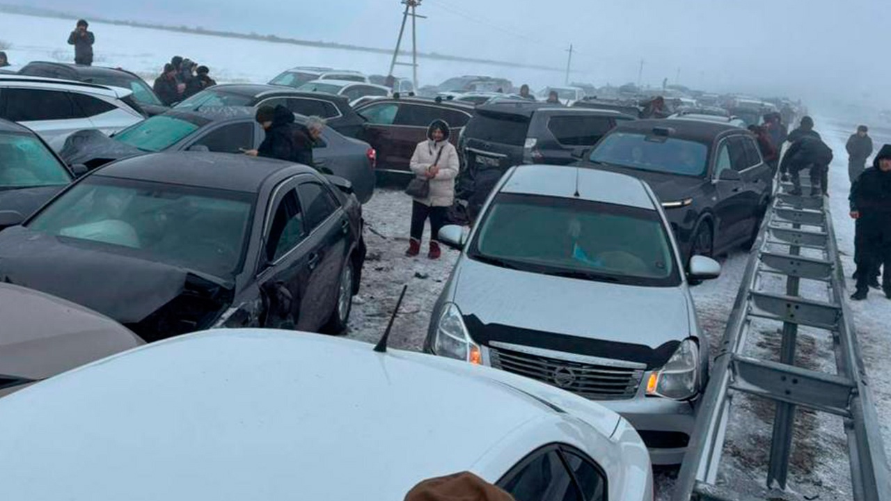 Число попавших в аварию машин на трассе в Казахстане увеличилось до 95