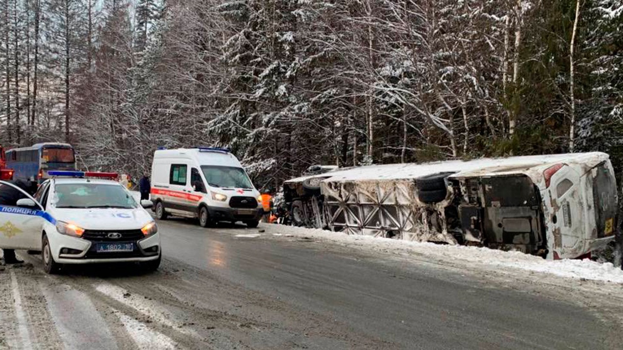 В Карелии перевернулся автобус с туристами