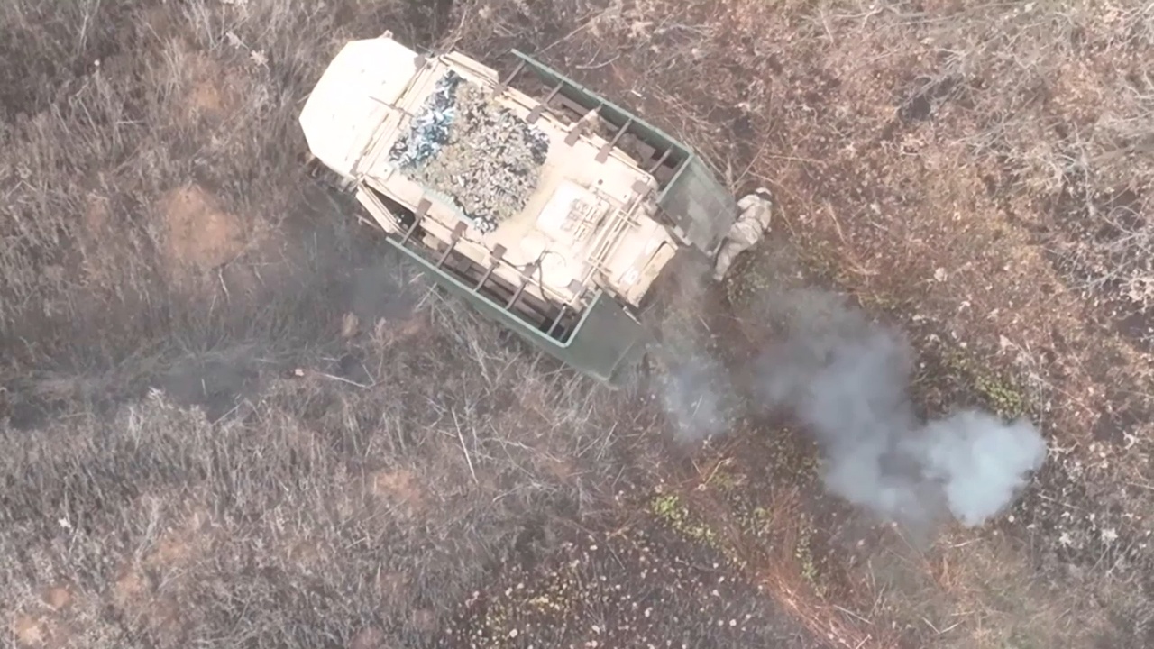 Бойцы показали точное попадание FPV-дрона в боевую машину ВСУ