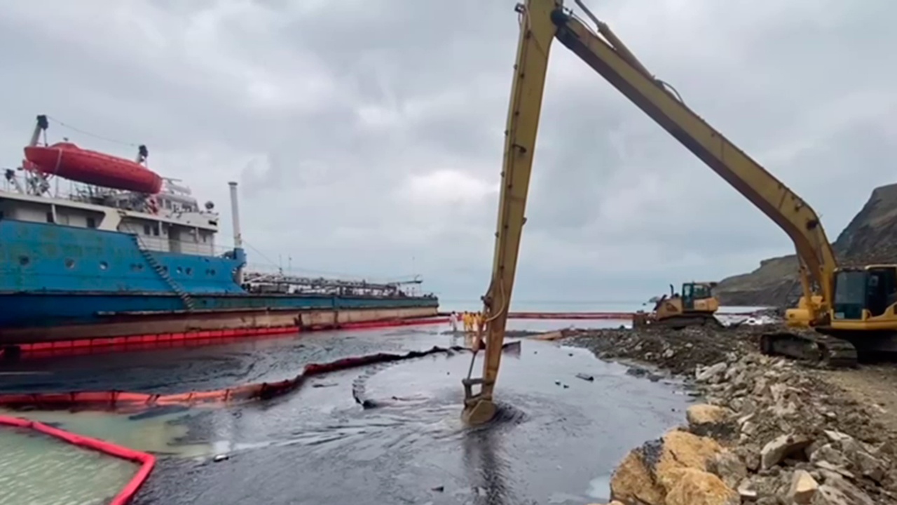 В Черном море для вывоза мазута задействовали железнодорожный состав