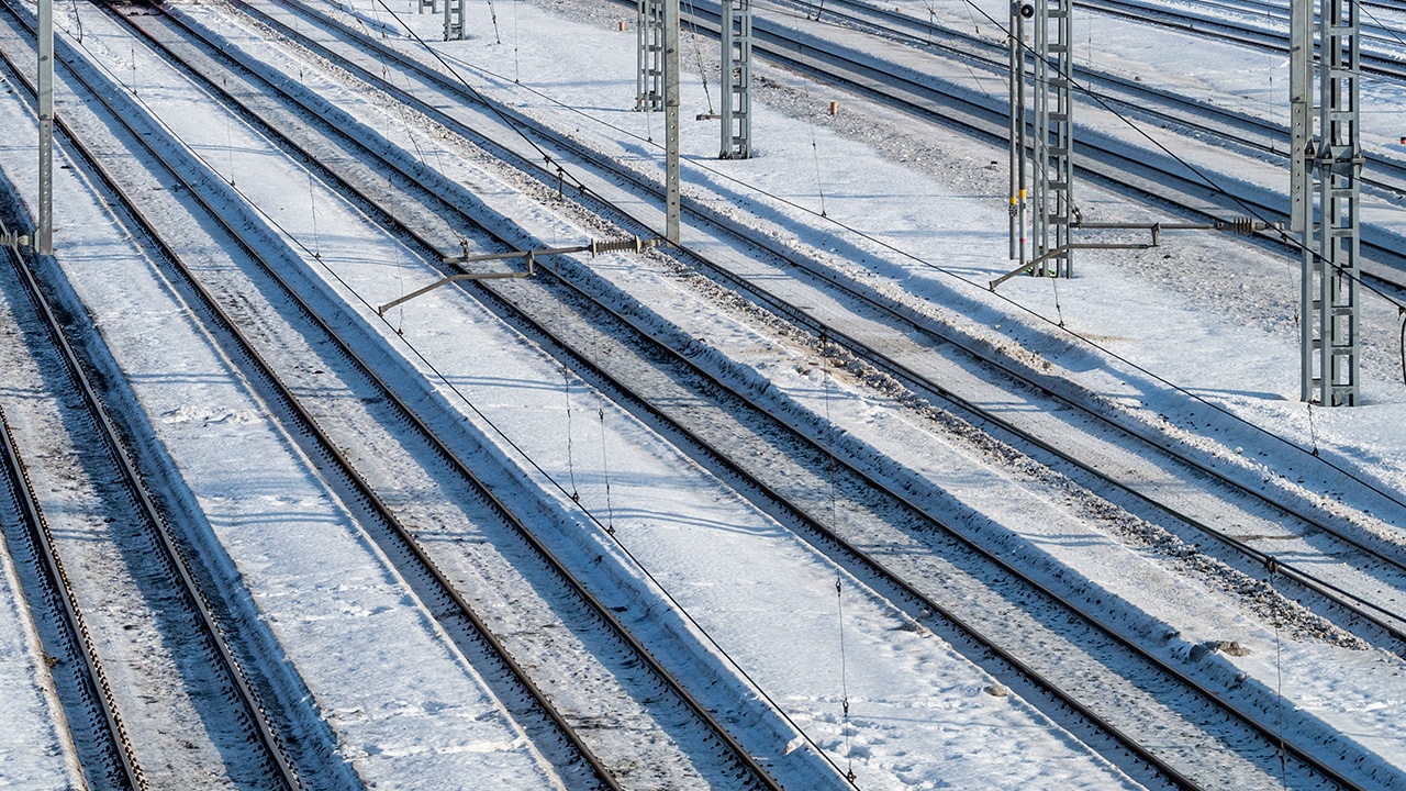 Более 20 вагонов грузового поезда сошли с рельсов в Бурятии