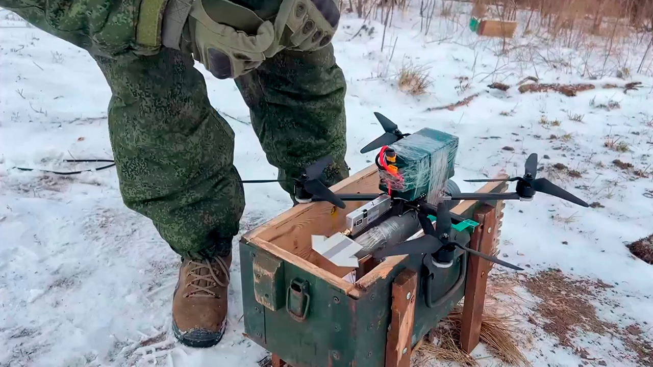 Расчеты FPV-дронов уничтожили пулеметную точку и технику ВСУ