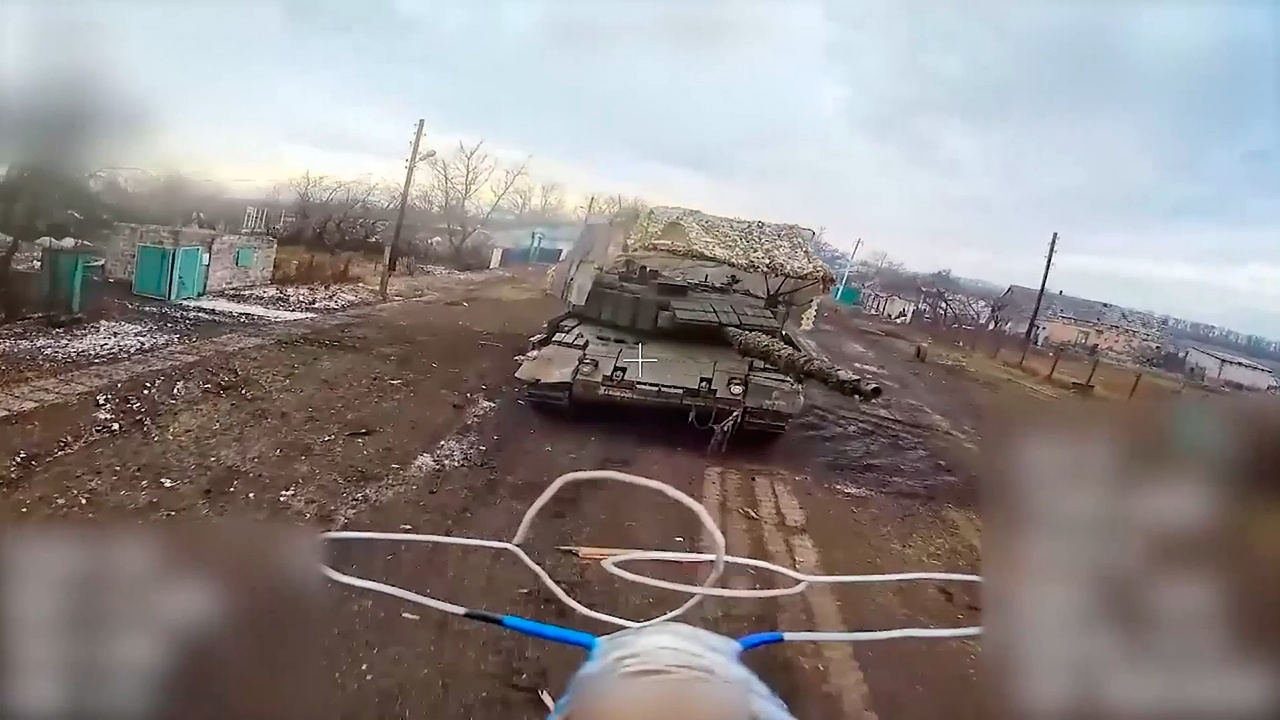 Расчет FPV-дронов на оптоволокне показал уничтожение танка Leopard