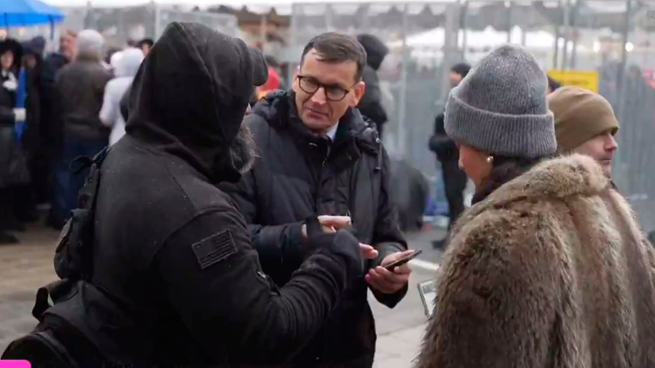 Экс-премьер Польши показал «Википедию», чтобы пройти на митинг Трампа