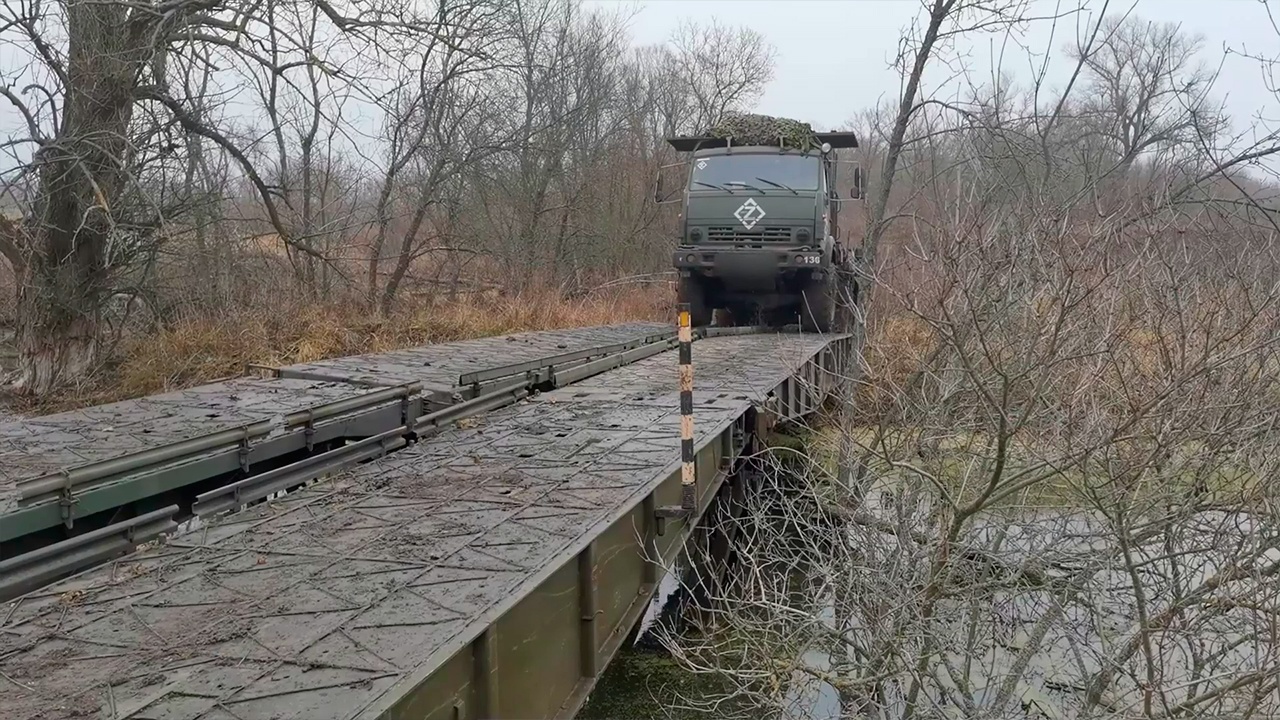 Военные инженеры развернули переправу через водоем в зоне СВО