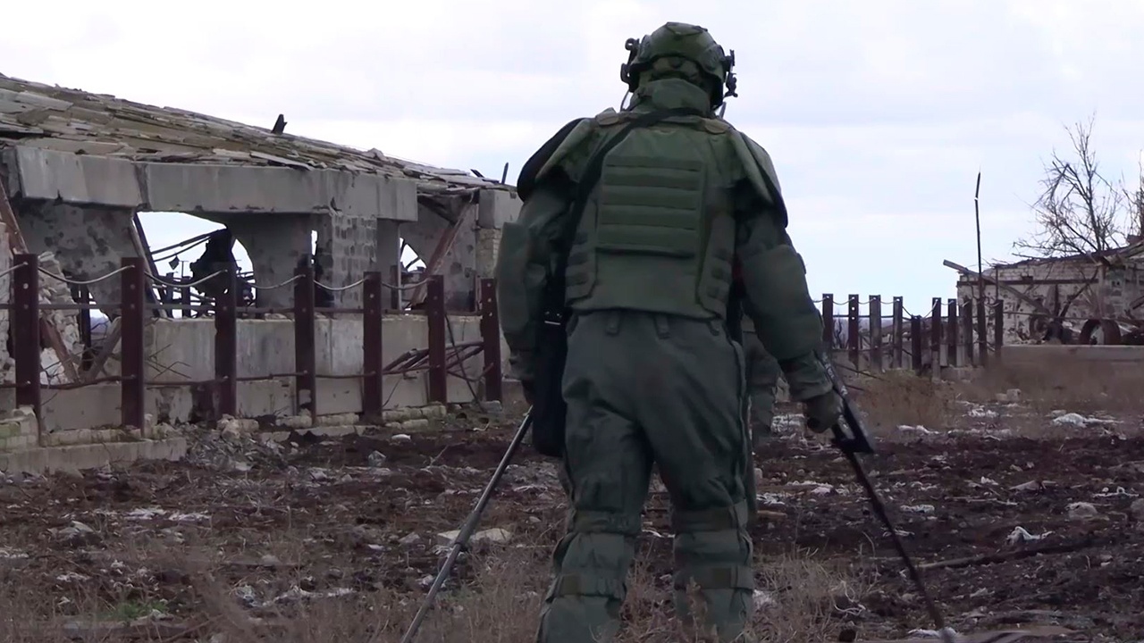 Саперы обезвредили больше тысячи взрывоопасных предметов под Угледаром