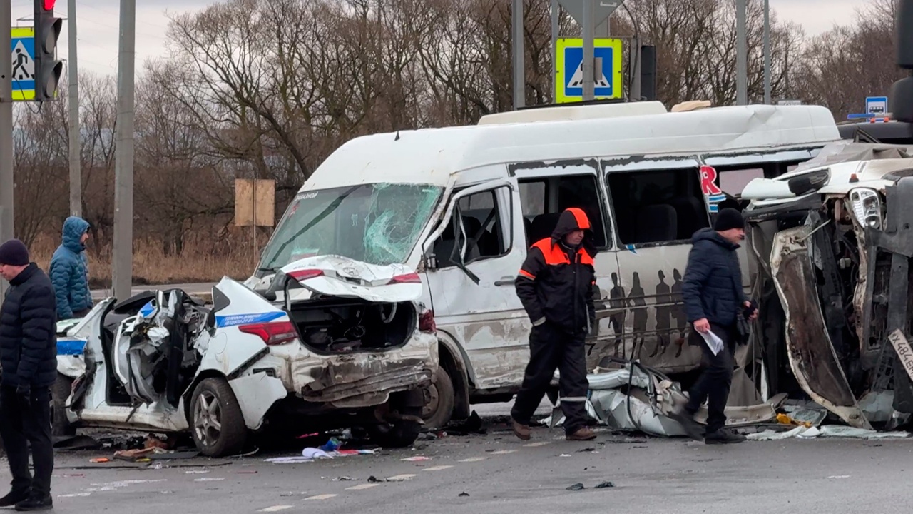 В Петербурге ехавшие на вызов полицейские попали в крупное ДТП