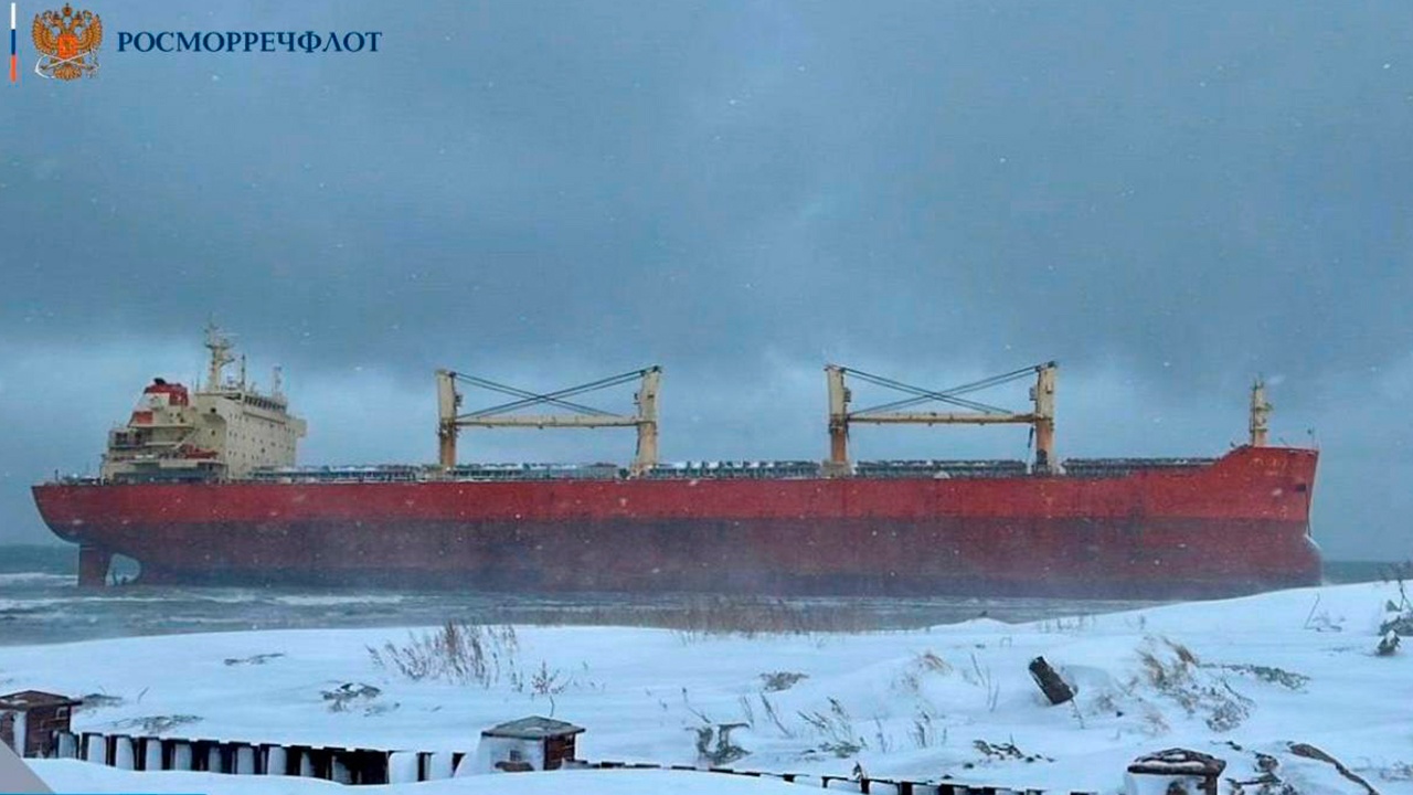 На севшем на мель у Сахалина балкере из Китая нашли две пробоины